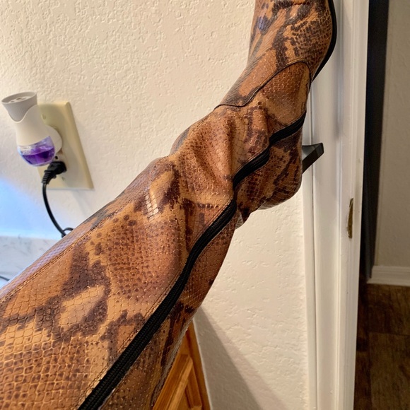 Ladies snakeskin boots! - Picture 2 of 8